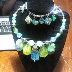 Necklace and bracket set